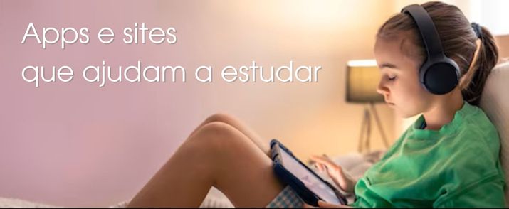 Estudante a estudar com computador portátil e apps educativas digitais, num ambiente moderno e acessível.