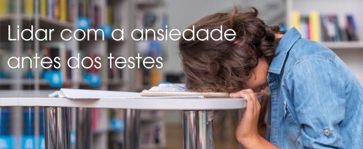Estudante Do Ensino Básico Com Aparência Preocupada Estudando Em Casa Antes De Um Teste.